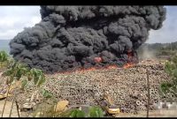 Tumpukan Ban Bekas di Kawasan Perusahaan PT IWIP Terbakar. (Screenshot Video/RakyatMu)
