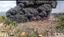 Tumpukan Ban Bekas di Kawasan Perusahaan PT IWIP Terbakar. (Screenshot Video/RakyatMu)