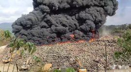 Tumpukan Ban Bekas Terbakar di Kawasan PT IWIP. (Screenshot Video/RakyatMu)