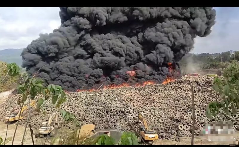 Tumpukan Ban Bekas di Kawasan Perusahaan PT IWIP Terbakar. (Screenshot Video/RakyatMu)