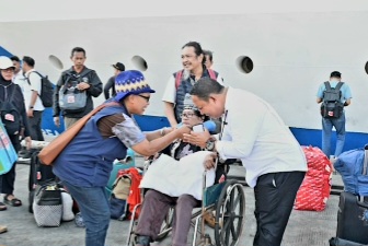 Sekda Kota Ternate Didampingi Pimpinan OPD Menyambut Kedatangan Direktur Eksekutif dan Delegasi JKPI di Pelabuhan Ahmad Yani. (Istimewa)