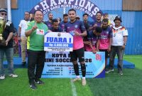 Sekda Kota Ternate, Rizal Marsaoly Serahkan Bantuan Berupa Bonus kepada Para Juara Turnamen Kota Baru Mini Soccer. (Istimewa)