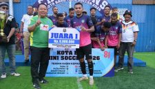 Sekda Kota Ternate, Rizal Marsaoly Serahkan Bantuan Berupa Bonus kepada Para Juara Turnamen Kota Baru Mini Soccer. (Istimewa)