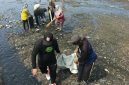 Pembersihan Sampah di Kali Mati Kelurahan Sasa, Kota Ternate. (RakyatMu)