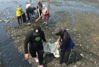 Pembersihan Sampah di Kali Mati Kelurahan Sasa, Kota Ternate. (RakyatMu)