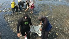 Pembersihan Sampah di Kali Mati Kelurahan Sasa, Kota Ternate. (RakyatMu)