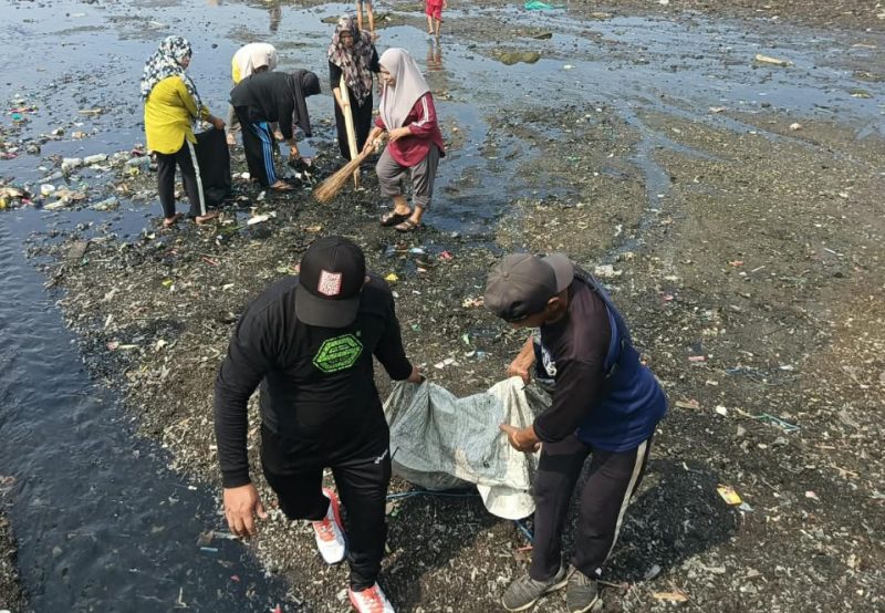Pembersihan Sampah di Kali Mati Kelurahan Sasa, Kota Ternate. (RakyatMu)