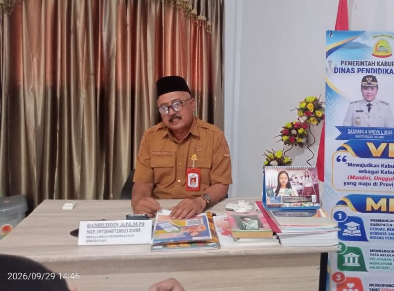 Kepala Dinas Pendidikan dan Kebudayaan Kabupaten Pulau Taliabu, Damruddin Rahman (Rakyatmu)