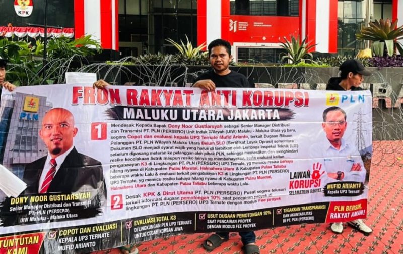 Front Rakyat Anti Korupsi Maluku Utara Gelar Aksi di Depan Kantor Pusat PT. PLN Persero. (Yasim for RakyatMu)