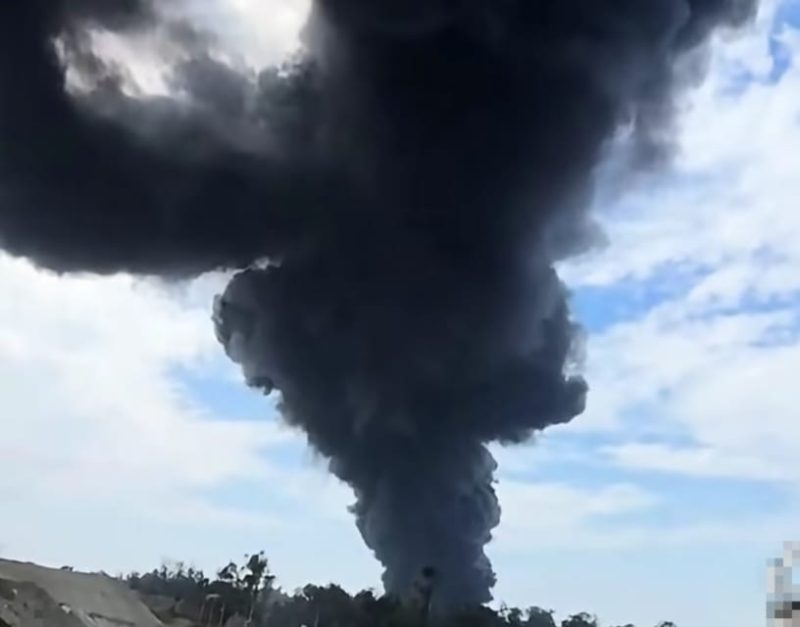 Asap Pembakaran Limbah Ban Bekas di PT IWIP, Kabupaten Halmahera Tengah. (Dok. RakyatMu)