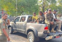 Kasatpol-PP Kota Ternate, Fhandy Mahmud bersama Anggotanya Tertibkan Empat Orang Komunitas Punk di Ternate. (Istimewa)