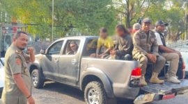 Kasatpol-PP Kota Ternate, Fhandy Mahmud bersama Anggotanya Tertibkan Empat Orang Komunitas Punk di Ternate. (Istimewa)