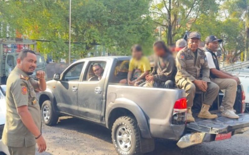 Kasatpol-PP Kota Ternate, Fhandy Mahmud bersama Anggotanya Tertibkan Empat Orang Komunitas Punk di Ternate. (Istimewa)