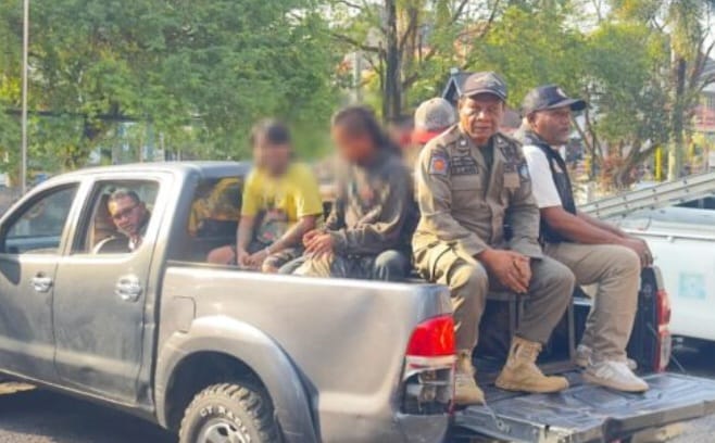 Foto: Empat Anak Punk Ditertibkan Satpol-PP Kota Ternate. (RakyatMu)