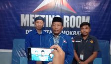 Ketua DPC Partai Demokrat, Taufik Taoib Didampingi Sekretis DPC dan Tim Hukum. (RakyatMu)