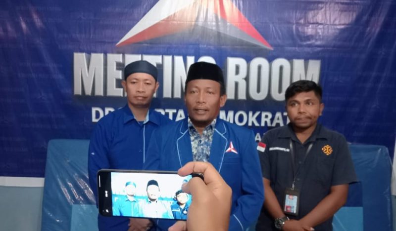 Ketua DPC Partai Demokrat, Taufik Taoib Didampingi Sekretis DPC dan Tim Hukum. (RakyatMu)