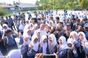 Sekda Kota Ternate, Rizal Marsaoly Bersama Pelajar SMP Negeri 3 Ternate. (Bucek for RakyatMu)