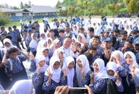 Sekda Kota Ternate, Rizal Marsaoly Bersama Pelajar SMP Negeri 3 Ternate. (Bucek for RakyatMu)