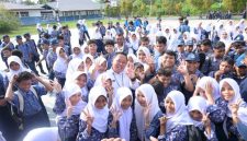 Sekda Kota Ternate, Rizal Marsaoly Bersama Pelajar SMP Negeri 3 Ternate. (Bucek for RakyatMu)