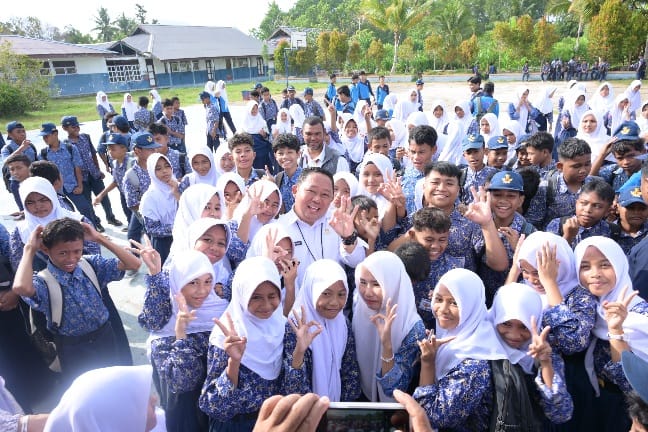 Sekda Kota Ternate, Rizal Marsaoly Bersama Pelajar SMP Negeri 3 Ternate. (Bucek for RakyatMu)