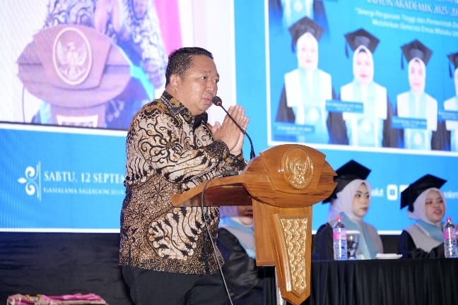 Sekda Kota Ternate, Dr. Rizal Marsaoly Menyampaikan Sambutan di Acara Wisuda Diploma III Program Studi Kebidanan Angkatan II Akbid Cahwala Maluku Utara Tahun 2026