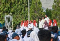 Sekda Kota Ternate, Dr. Rizal Marsaoly Memimpin Apel Pagi di SMPN 6 dalam Program Rabu Menyapa. (Ongky for RakyatMu)