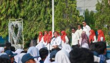 Sekda Kota Ternate, Dr. Rizal Marsaoly Memimpin Apel Pagi di SMPN 6 dalam Program Rabu Menyapa. (Ongky for RakyatMu)