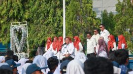 Sekda Kota Ternate, Dr. Rizal Marsaoly Memimpin Apel Pagi di SMPN 6 dalam Program Rabu Menyapa. (Ongky for RakyatMu)