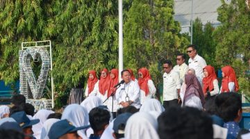 Sekda Kota Ternate, Dr. Rizal Marsaoly Memimpin Apel Pagi di SMPN 6 dalam Program Rabu Menyapa. (Ongky for RakyatMu)
