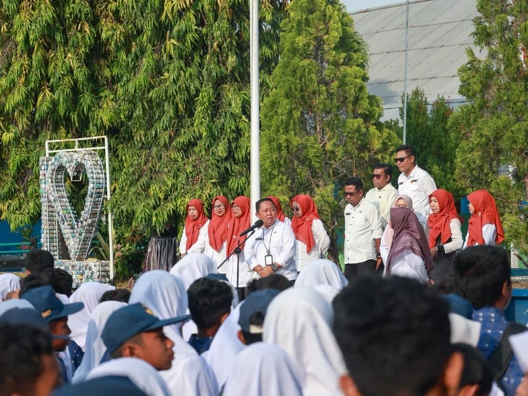 Sekda Kota Ternate, Dr. Rizal Marsaoly Memimpin Apel Pagi di SMPN 6 dalam Program Rabu Menyapa. (Ongky for RakyatMu)