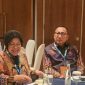 Wali Kota Ternate Bersama Ibu Tri Rismaharini (Mantan Mensos) di Forum Iklim Perkotaan 2026. (RakyatMu)