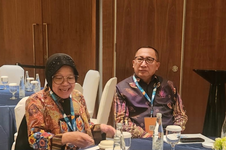 Wali Kota Ternate Bersama Ibu Tri Rismaharini (Mantan Mensos) di Forum Iklim Perkotaan 2026. (RakyatMu)