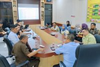 Kepala BP2RD Kota Ternate, Mochtar Hasim Bersama Kejari Ternate. (RakyatMu)