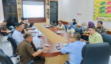 Kepala BP2RD Kota Ternate, Mochtar Hasim Bersama Kejari Ternate. (RakyatMu)