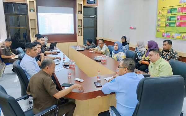 Kepala BP2RD Kota Ternate, Mochtar Hasim Bersama Kejari Ternate. (RakyatMu)