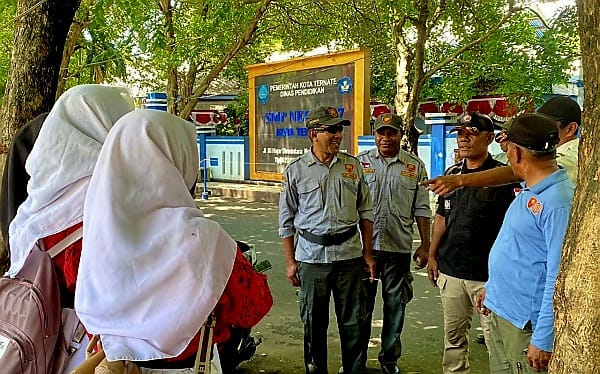 Satpol PP dan Linmas Kota Ternate patroli di kawasan pendidikan jalan Siswa, Kelurahan Takoma