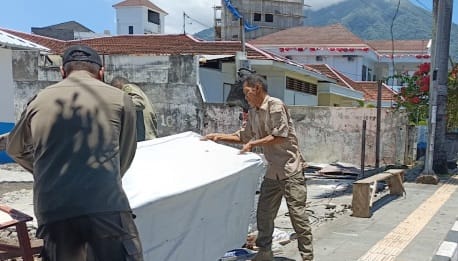 Satpol-PP Kota Ternate Melakukan Penertiban Lapak Pedagang di Atas Trotoar