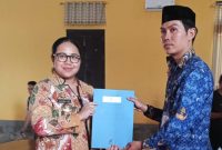 Bupati Pulau Taliabu Sahsabila Widya L Mus menyerahkan SK Perpanjangan Kontrak P3K-PW Tahun 2026