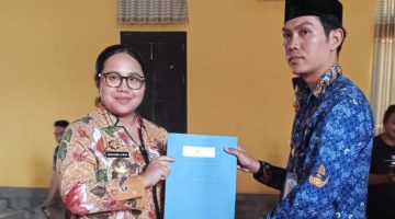 Bupati Pulau Taliabu Sahsabila Widya L Mus menyerahkan SK Perpanjangan Kontrak P3K-PW Tahun 2026