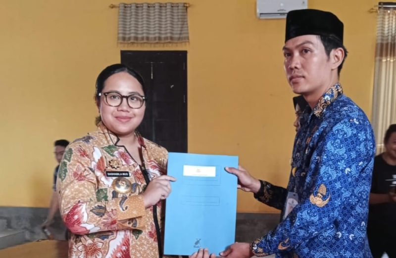 Bupati Pulau Taliabu Sahsabila Widya L Mus menyerahkan SK Perpanjangan Kontrak P3K-PW Tahun 2026
