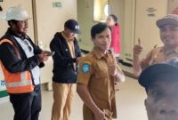 Petugas BP2RD Kota Ternate saat menyambangi Kapal Pelni yang berada di dermaga Ahmad Yani Ternate