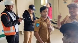 Petugas BP2RD Kota Ternate saat menyambangi Kapal Pelni yang berada di dermaga Ahmad Yani Ternate