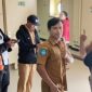 Petugas BP2RD Kota Ternate saat menyambangi Kapal Pelni yang berada di dermaga Ahmad Yani Ternate