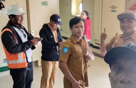 Petugas BP2RD Kota Ternate saat menyambangi Kapal Pelni yang berada di dermaga Ahmad Yani Ternate