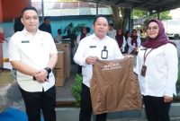 Sekda Kota Ternate, Dr. Rizal Marsaoly menyerahkan seragam berupa rompi identitas resmi bagi petugas lapngan BP2RD