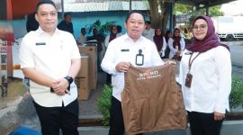 Sekda Kota Ternate, Dr. Rizal Marsaoly menyerahkan seragam berupa rompi identitas resmi bagi petugas lapngan BP2RD