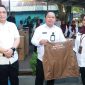 Sekda Kota Ternate, Dr. Rizal Marsaoly menyerahkan seragam berupa rompi identitas resmi bagi petugas lapngan BP2RD