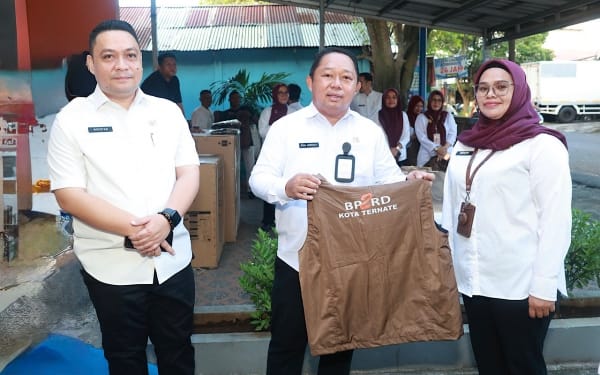 Sekda Kota Ternate, Dr. Rizal Marsaoly menyerahkan seragam berupa rompi identitas resmi bagi petugas lapngan BP2RD