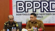 Kepala BP2RD Kota Ternate, Mochtar Hasim Bersama Jaksa Pengacara Negara Kejari Ternate dan Tim Gabungan. (Istimewa)