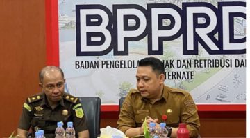 Kepala BP2RD Kota Ternate, Mochtar Hasim Bersama Jaksa Pengacara Negara Kejari Ternate dan Tim Gabungan. (Istimewa)